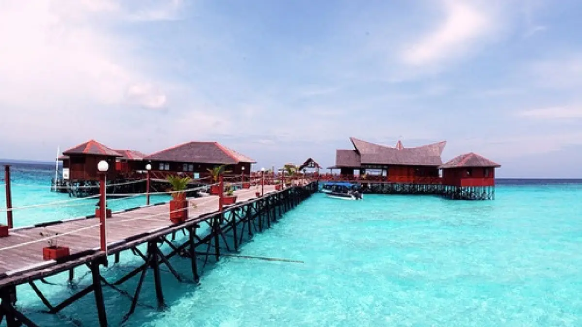 Wisata Pulau Maratua kini viral! Tiket pesawat cuma Rp300 ribuan, nikmati surga laut Kalimantan Timur yang eksotis.