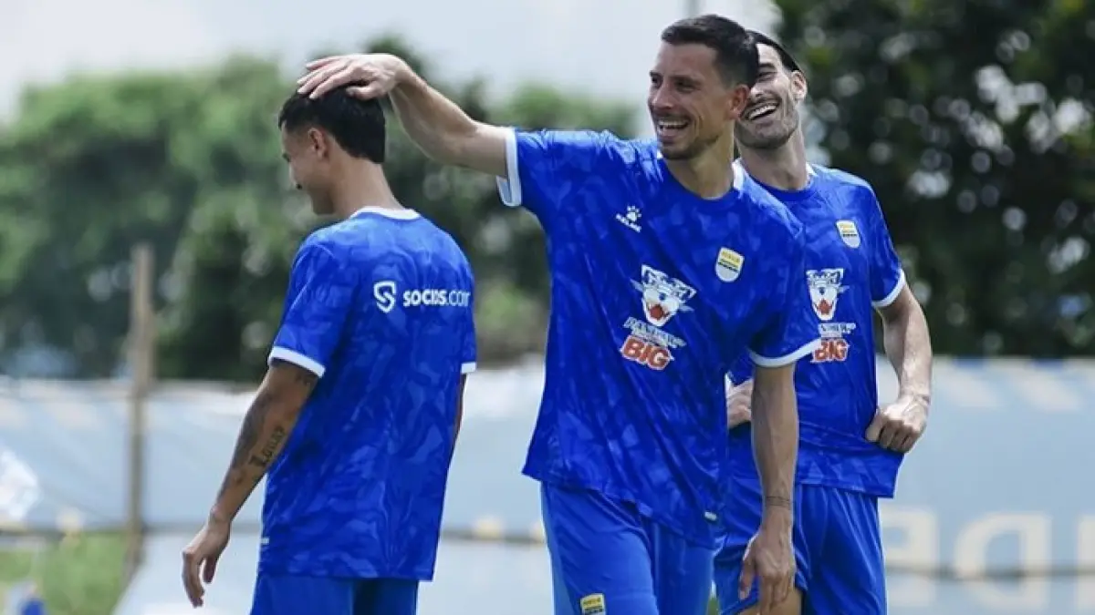 Evaluasi pemain asing Persib Bandung 2026-2027, strategi baru, pemain out, dan target transfer musim depan.