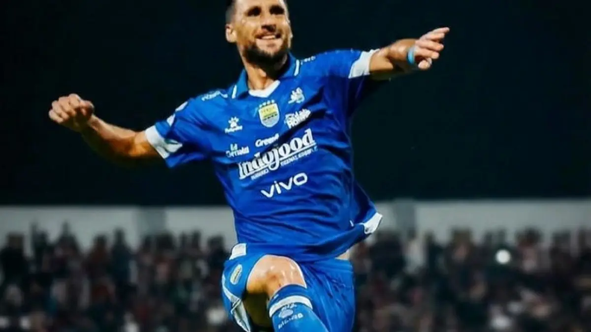 Persib Bandung coret pemain jelang putaran kedua BRI Super League 2026. Konflik pelatih hingga alasan keluarga jadi penyebab.