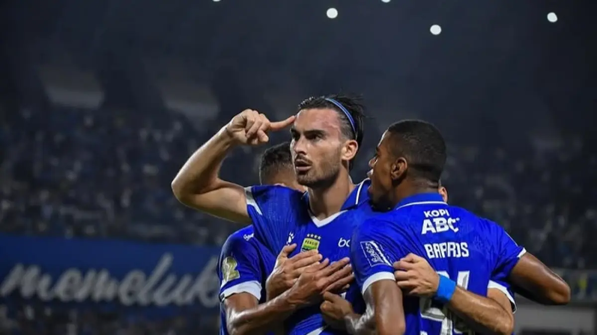 Persib Bandung menang 4-0 atas Hanoi FC, rumor kontrak Boyan Hodak dan Adrian Rabiot bikin Bobotoh makin optimistis.