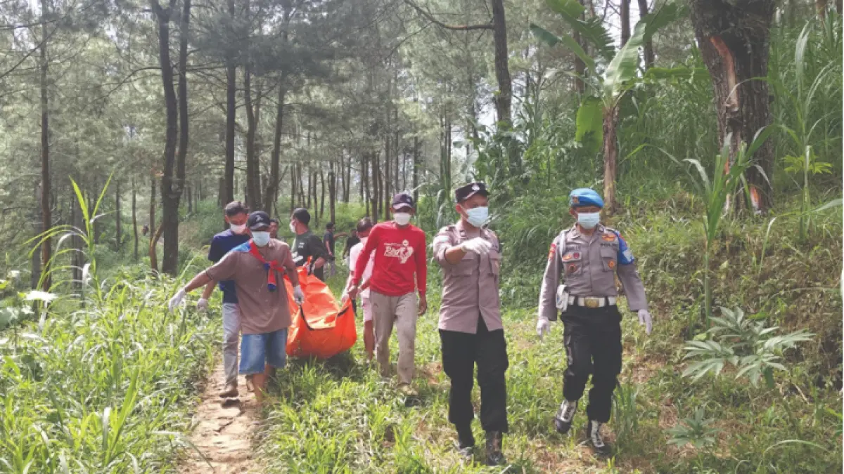 POLSEK BENDUNGAN RADAR TRENGGALEK
SEBELUMNYA HILANG : Polisi mengevakuasi mayat Nandim yang ditemukan meninggal di hutan wilayah Kecamatan Bendungan
