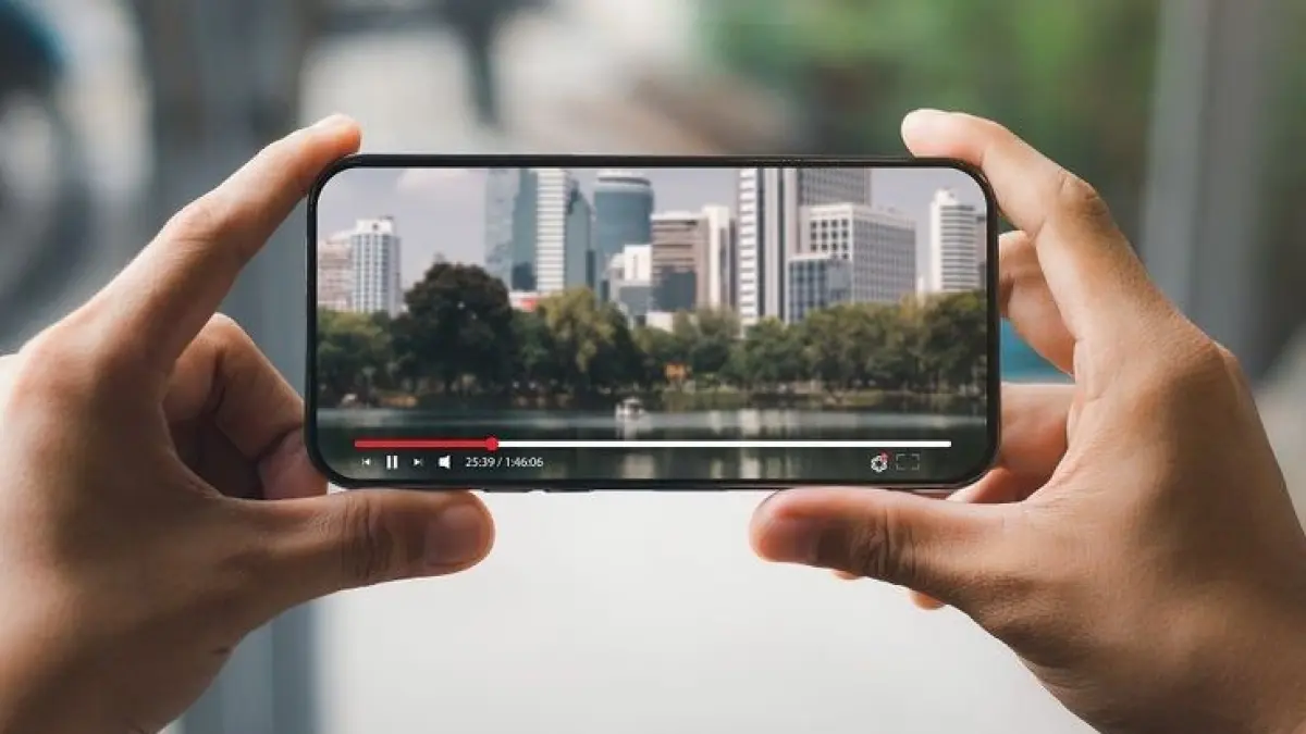 Tecno Spark 50 5G resmi meluncur dengan baterai 6.500 mAh dan desain futuristik, siap masuk pasar Indonesia dalam waktu dekat.