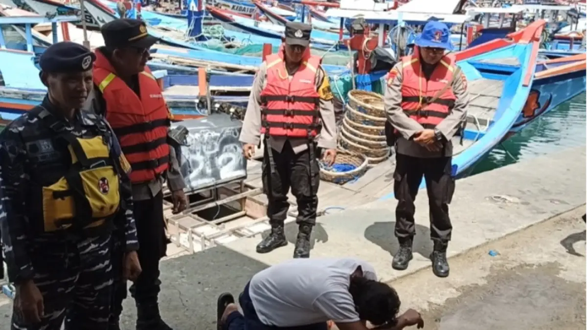 TETAP HATI-HATI: Tim Sar gabungan ketika mengevakuasi nelayan asal Situbondo yang kapalnya tenggelam dihantam ombak. (TIM SAR BASARNAS UNTUK RADAR TRENGGALEK)
