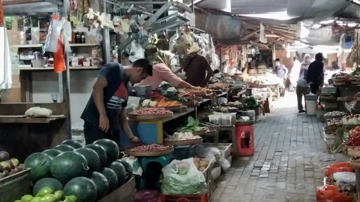 DINAMIS: Pasca-Lebaran, komoditas pangan alami penurunan dan kenaikan harga meski tak signifikan. (FATRA ADITYA/RADAR TRENGGALEK)