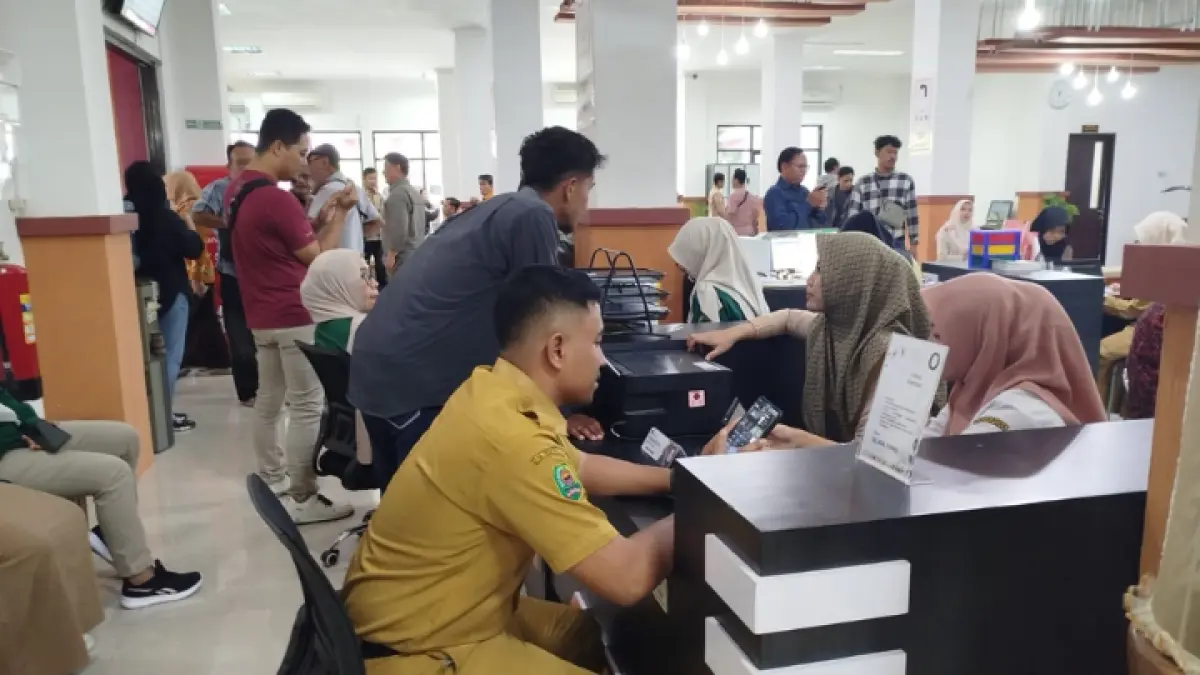 KEMBALI BEKERJA: Para ASN di Trenggalek ketika WFO dengan memberikan pelayanan kepada masyarakat. (ZAKI JAZAI/RADAR TRENGGALEK)