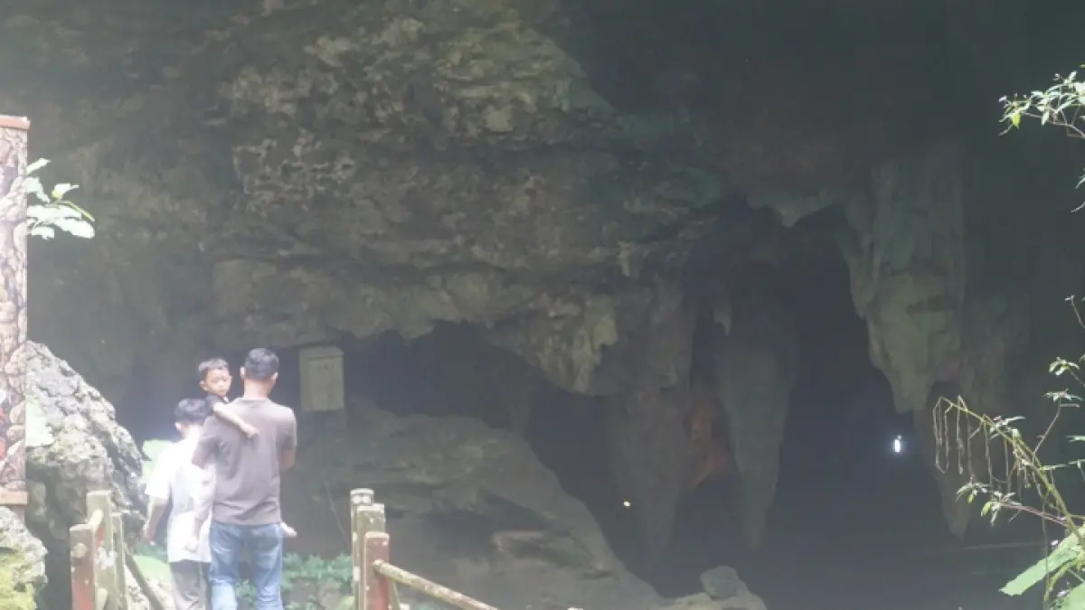 PERLU PERHATIAN: Meski pengunjung Gua Lowo telah lama alami penurunan, beberapa pedagang pilih bertahan.