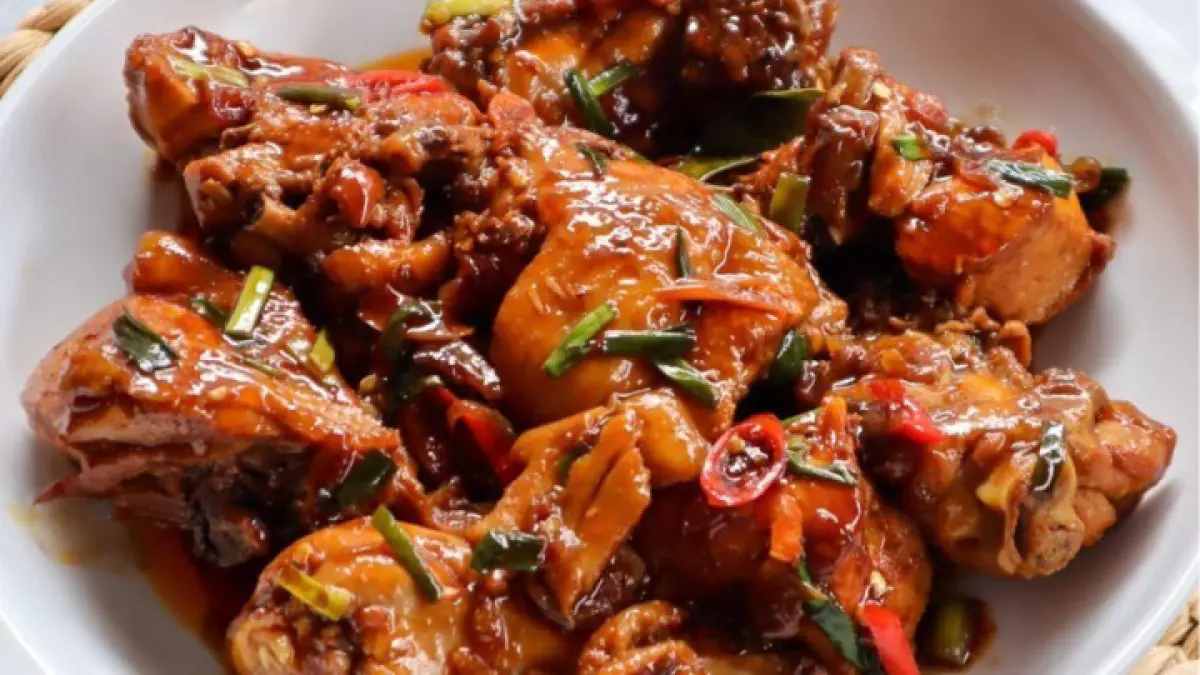 Ayam kecap Hongkong tanpa kuah dengan bumbu pekat meresap, disajikan hangat bersama nasi dan sambal, siap menggugah selera.(GPT AI)