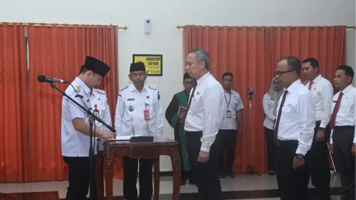 CEPAT BERADAPTASI: Bupati Trenggalek ketika mengambil sumpah jabatan saat perombakan delapan kepala OPD yang baru. 
(ZAKI JAZAI/ RADAR TRENGGALEK)