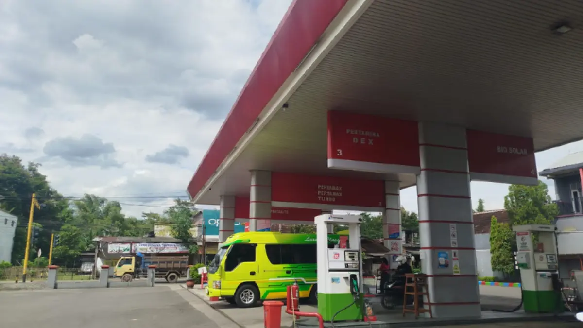 TETAP TENANG: Kabar harga BBM tak jadi naik hingga membuat warga bersyukur.
( FATRA ADITYA/RADAR TRENGGALEK )