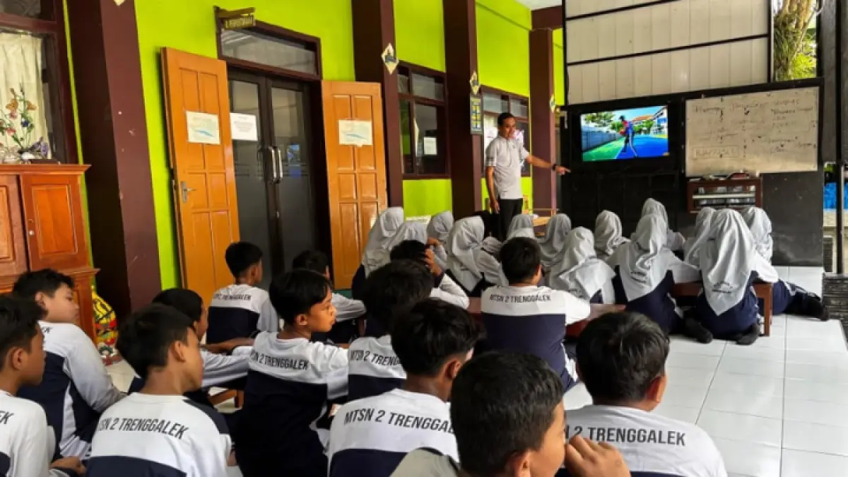 TUNTUTAN ZAMAN: Siswa MTsN 2 Trenggalek ketika melakukan pembelajaran digital, Rabu (1/4). 
(GUNAWAN/RADAR TRENGGALEK)