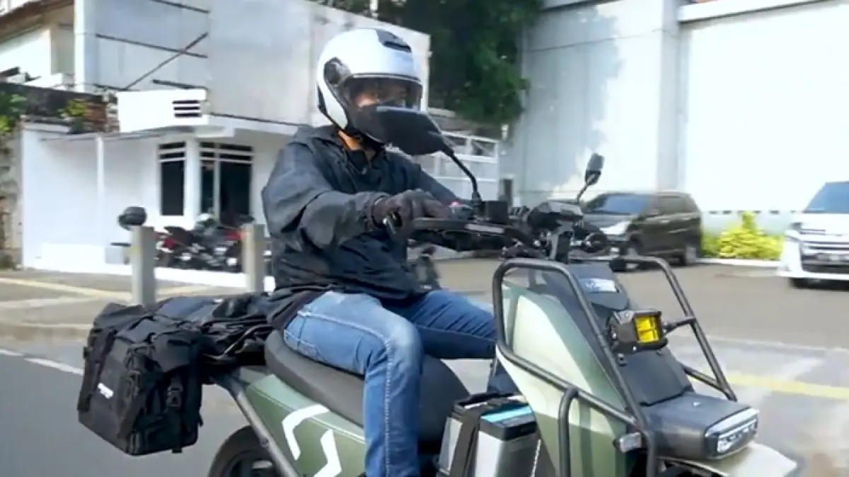 Winflay M135H, motor Listrik uwinfry terbaru 2026: jarak tempuh 180 km, desain stabil, cruise control, dan harga Rp22 juta.