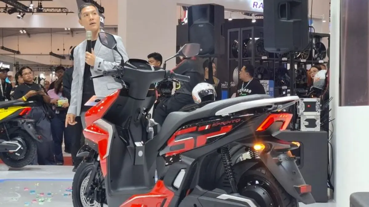 Indomobil e-Motor Sprinto hadir dengan desain sporty, jarak tempuh 110 km dan fitur touchscreen canggih, cocok untuk anak muda.