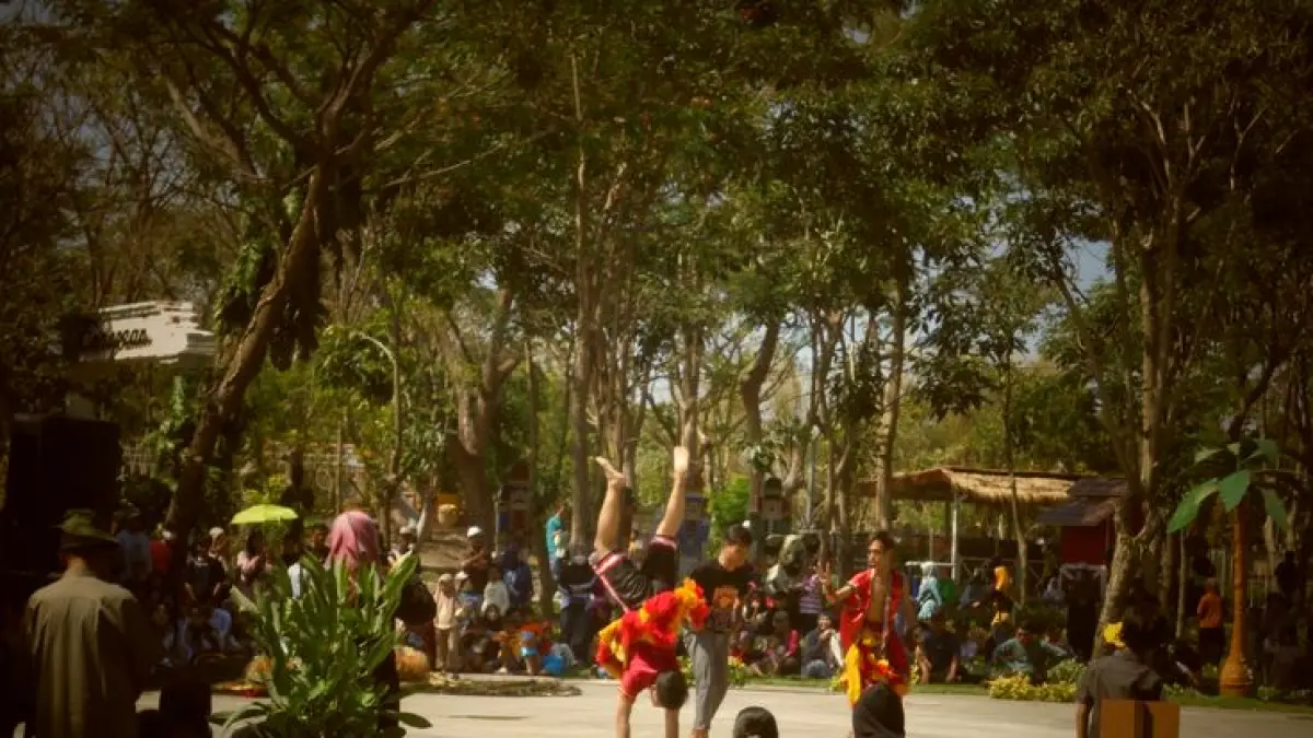 Taman Harmoni Surabaya ramai saat Lebaran, hadirkan rainbow slide, wisata kelinci, dan kuliner murah yang jadi favorit pengunjung.