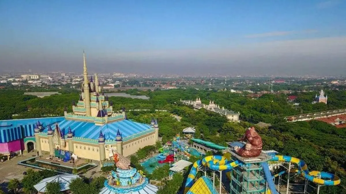 Taman Harmoni Surabaya viral! Wisata gratis keliling dunia dengan spot foto estetik dan kuliner murah di Keputih Sukolilo.