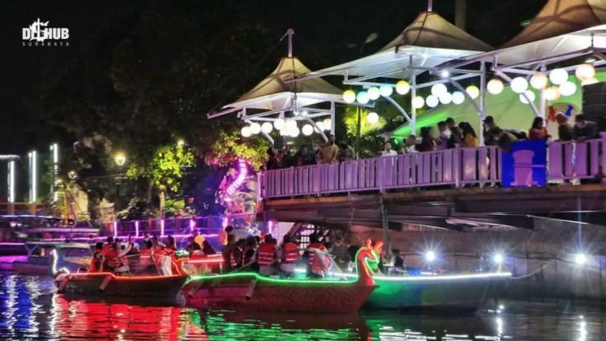 Wisata Perahu Kalimas Surabaya viral, tiket Rp7.000 sajikan city light romantis, rute seru, dan spot Instagramable di pusat kota.