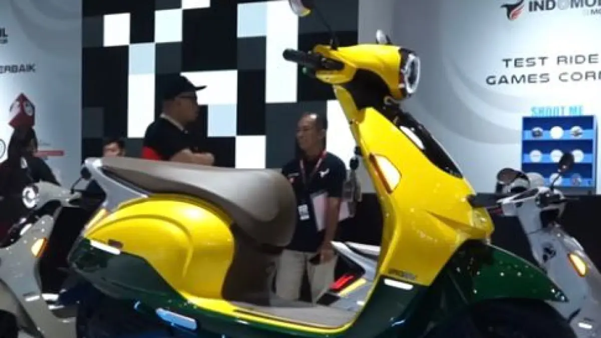 Indomobil E-Motor QT resmi rilis! Motor listrik murah Rp15 jutaan desain anak bangsa. Jarak tempuh 130 KM, fitur NFC, & bagasi luas. Cek speknya!