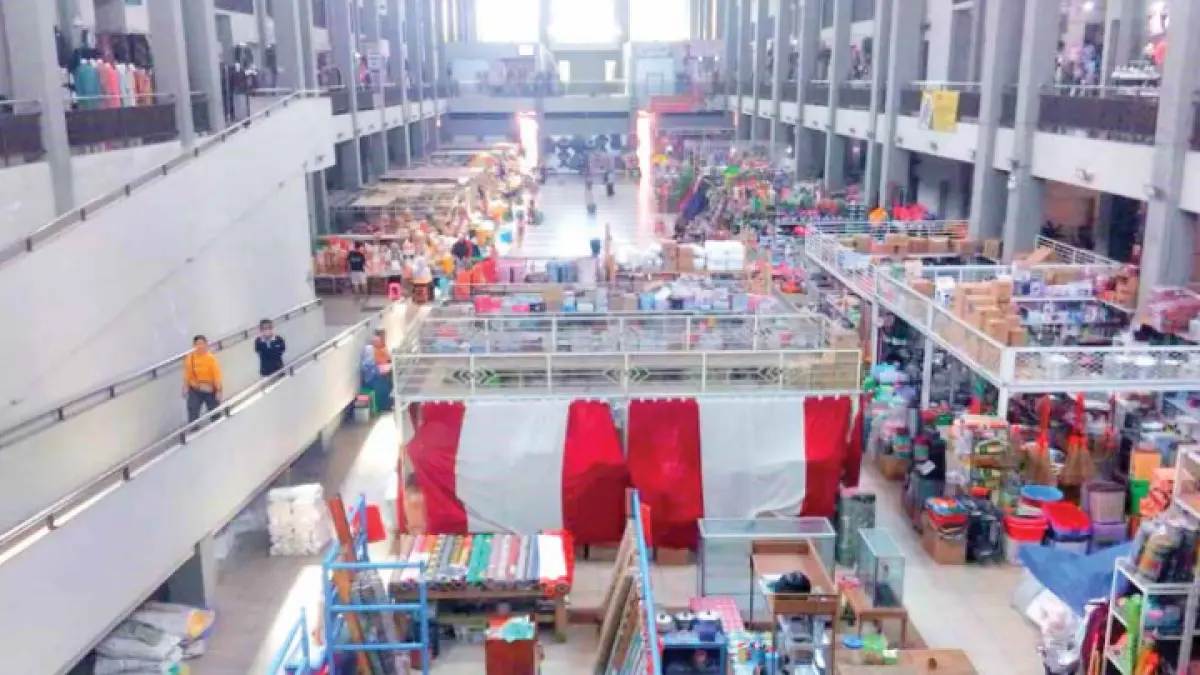 GELIAT EKONOMI: Kondisi aktivitas jual beli di Pasar Pon kembali normal setelah ramai di momen Lebaran. 
(FATRA ADITYA/RADAR TRENGGALEK)