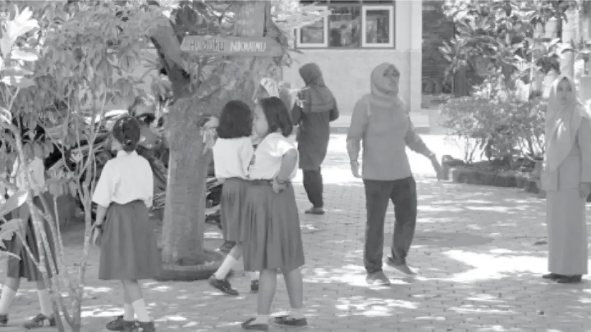 TETAP MASUK: Kegiatan KBM di sekolah Trenggalek yang saat ini masih menerapkan PTM sambil menunggu arahan dari pemerintah pusat. 
(ZAKI JAZAI/ RADAR TRENGGALEK)