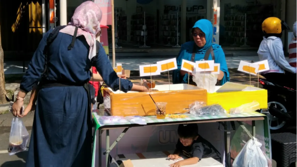 MELONJAK: Konflik di Timur Tengah akibatkan harga plastik melonjak tajam.(FATRA ADITYA/RADAR TRENGGALEK)