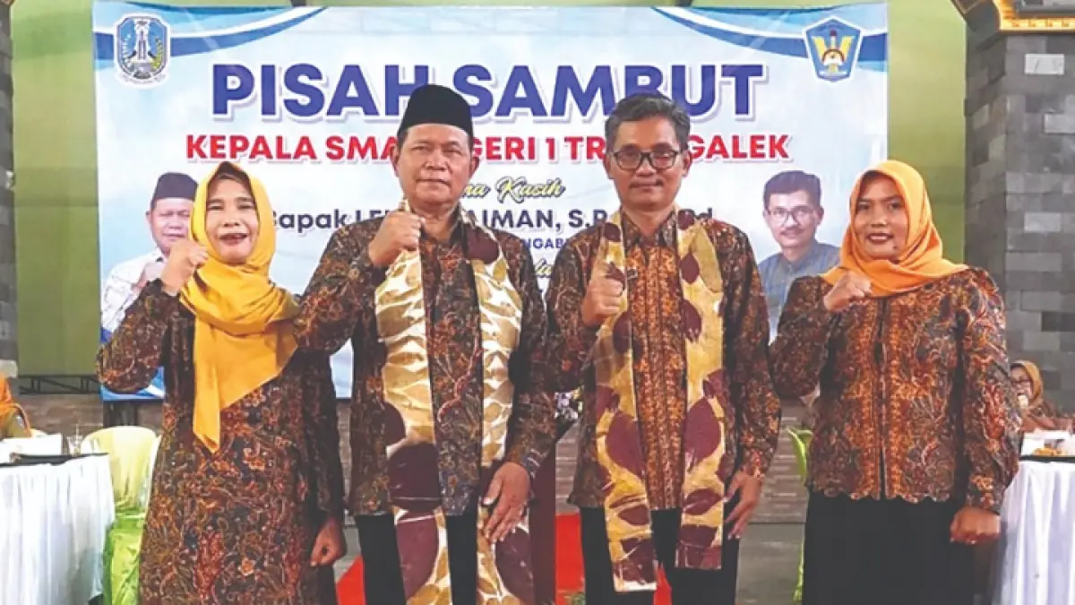 AKRAB: Pisah sambut Kepala SMAN 1 Trenggalek, dari Leif Sulaiman SPd MPd kepada Agus Sugiarto SPd MPd, Selasa (7/4).
(FOTO-FOTO: M. BIMA FAISAL/RADAR TRENGGALEK)