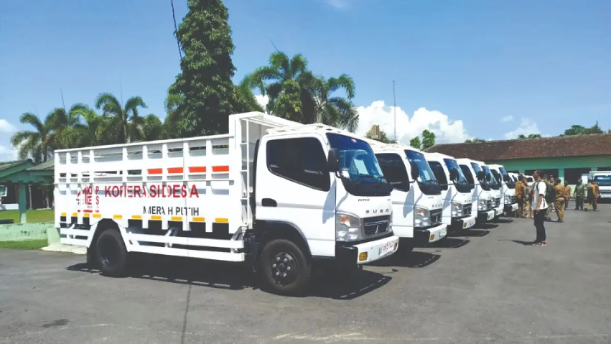 TAHAP PERTAMA: Proses penyerahan truk sebagai bantuan sarpras pembangunan KDMP yang telah selesai di Makodim Trenggalek, Selasa (7/4). 
(ZAKI JAZAI/ RADAR TRENGGALEK)
