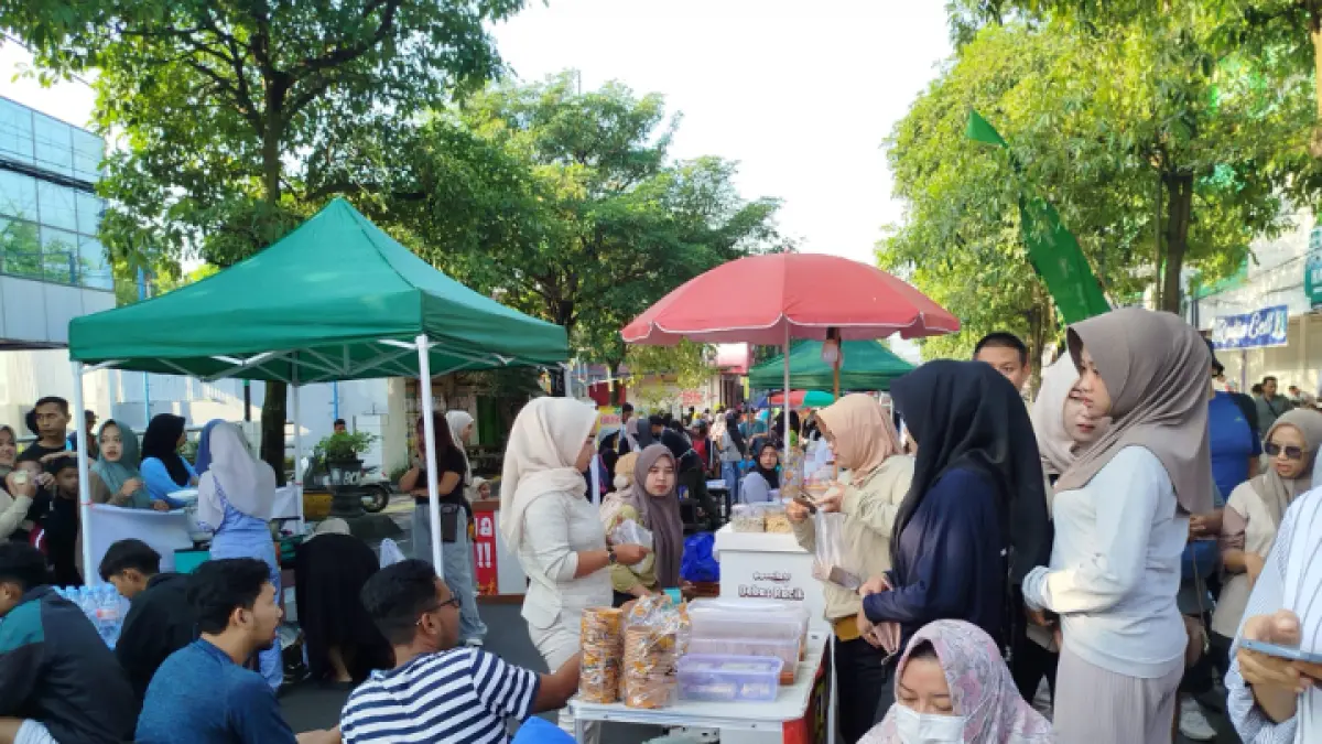 ANIMO TINGGI: Masyarakat dan para pelaku UMKM ketika transaksi pada CFD yang pertama pasca Covid-19, di area Jalan Panglima Sudirman ( ZAKI JAZAI/RADAR TRENGGALEK)