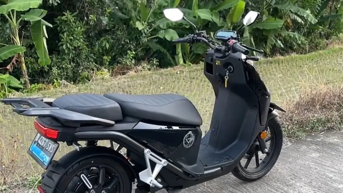 Motor listrik Charge BikeT review 2026 hadir dengan jarak 200 KM, nyaman, dan fitur canggih setara motor premium.
