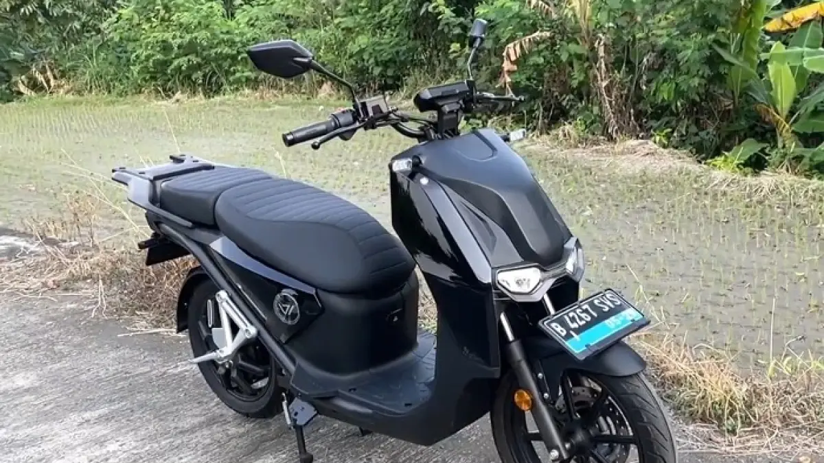Motor listrik Charge BikeT review 2026, jarak 200 KM sekali cas dengan kenyamanan setara motor premium.