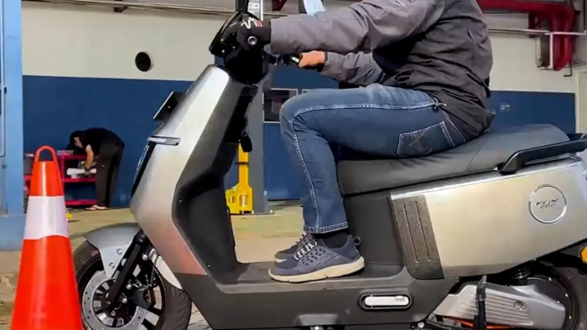 Motor listrik murah 11 jutaan terbaik 2026 hadir lewat Polytron Fox 200, fitur unik dan harga super hemat bikin penasaran!