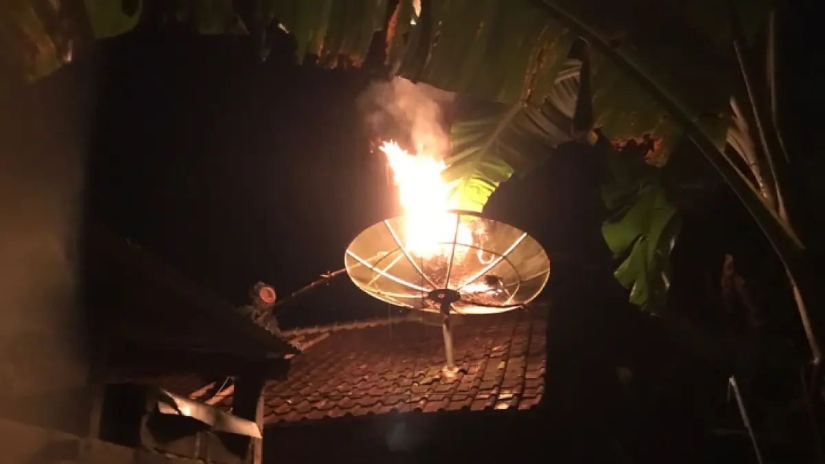 TETAP WASPADA: Petugas Satpol PPK Trenggalek membakar sarang tawon berukuran besar di wilayah Desa Mlinjon, Kecamatan Suruh. (Satpol PPK untuk Radar Trenggalek)