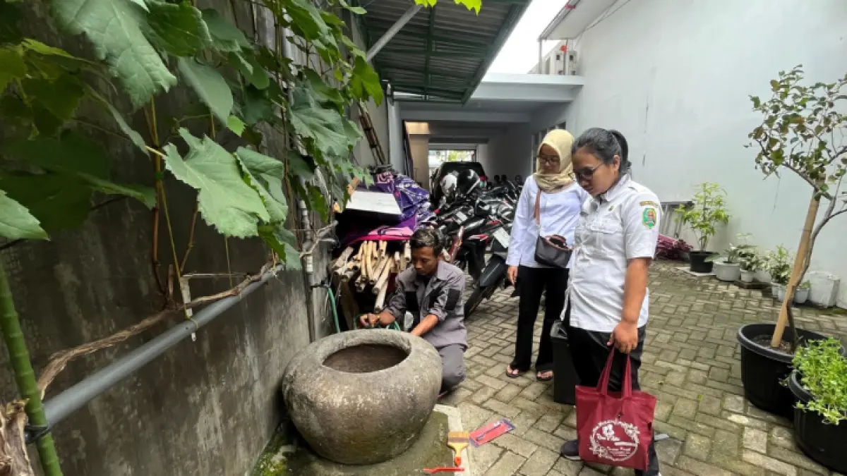 DIINVENTARISASI: Pegawai Disparbud Trenggalek bersama penggiat cagar budaya meninjau jambangan kuno. ( ZAKI JAZAI/RADAR TRENGGALEK )
