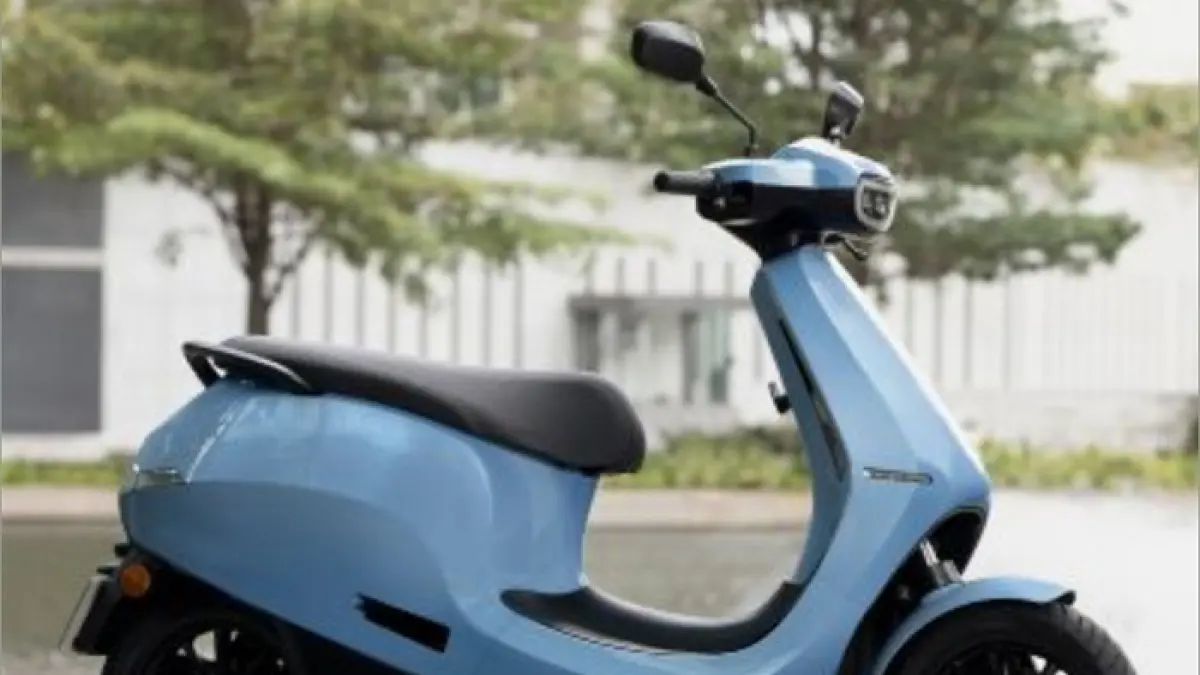Motor listrik jarak 300 km hadir dengan teknologi hybrid, cas cepat 40 menit, dan fitur canggih untuk perjalanan jauh.