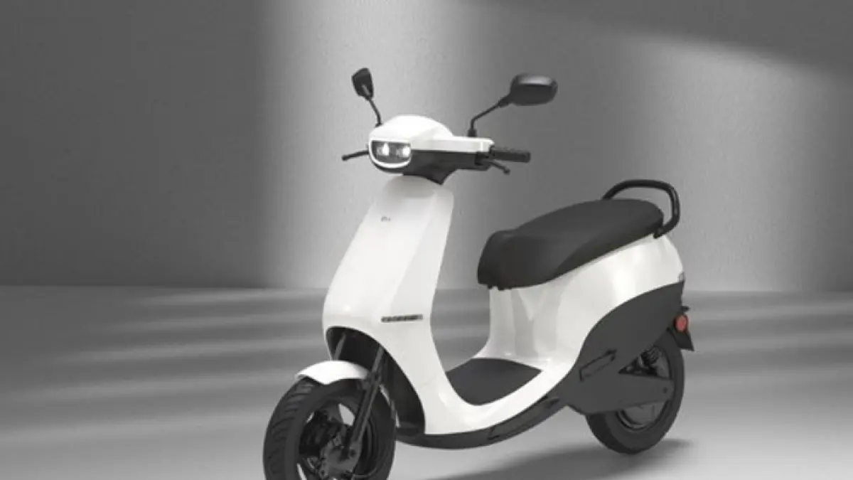 Motor listrik jarak 300 km hadir dengan teknologi hybrid, cas cepat 40 menit, dan fitur power bank untuk mobilitas modern.