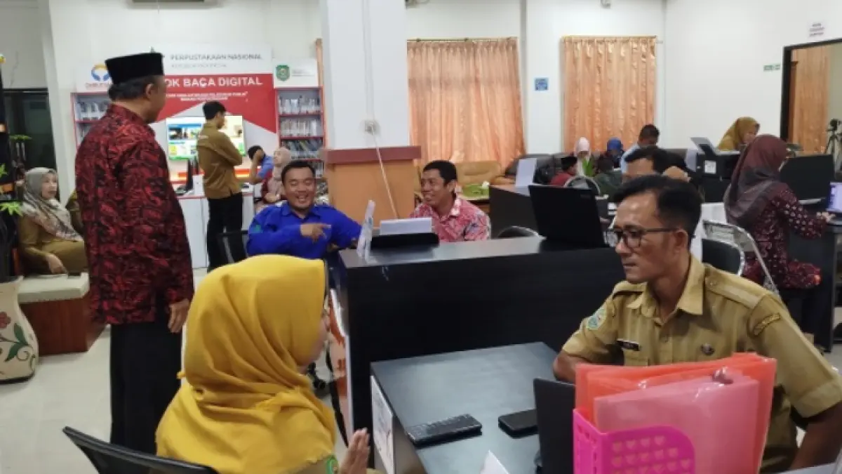 PERLU KAJIAN: ASN di lingkup Pemkab Trenggalek melakukan pelayanan terhadap masyarakat yang saat ini penerapan WFH masih dievaluasi oleh bupati. ( ZAKI JAZAI/ RADAR TRENGGALEK )