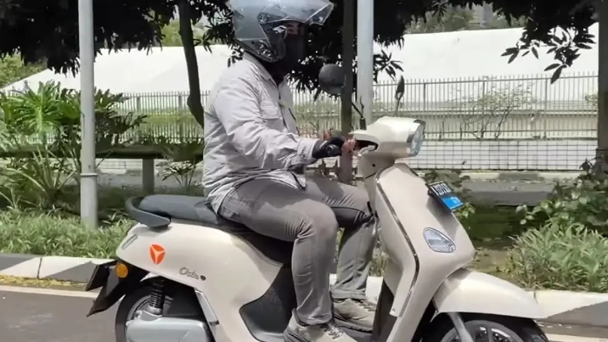 Motor listrik hybrid Indonesia 2026 makin canggih, Yadea Osta P hadir dengan jarak 150 km dan fitur premium modern.