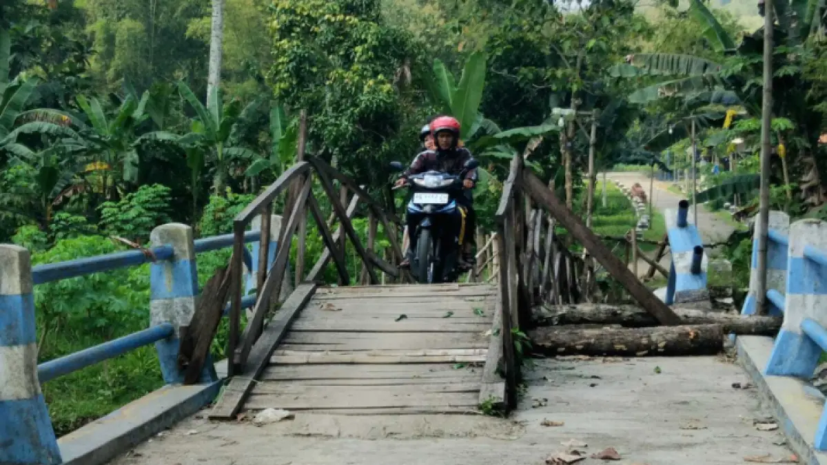 MENUNGGU: Masyarakat dan Pemdes Jatiprahu masih menunggu kepastian perbaikan salah satu jembatan yang putus. (FATRA ADITYA/RADAR TRENGGALEK)