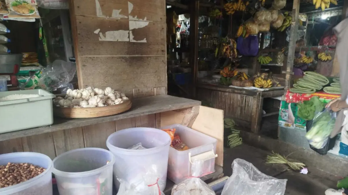 AWASI DAMPAK: Plastik kemasan kini harganya naik dan mendapatkan pantauan serius dari diskomidag.(ZAKI JAZAI/ RADAR TRENGGALEK)