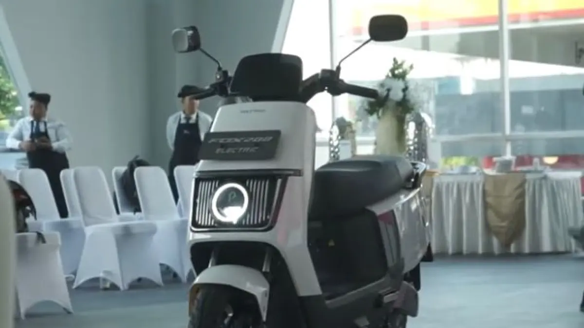 Cek duel Polytron Fox 200 vs Gesit G1! Motor listrik murah harga mulai Rp11 Jutaan, fitur canggih, dan irit. Mana yang paling cocok untuk Anda?