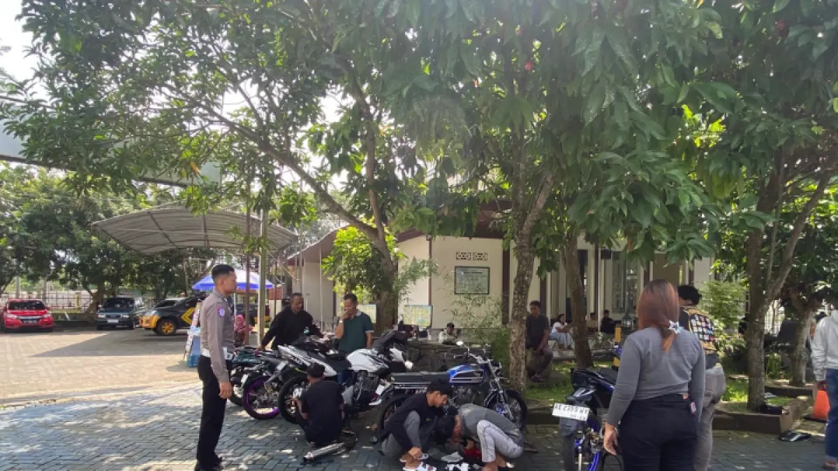 LAYAK PAKAI: Para pelanggar spesifikasi kendaraan bermotor ketika mengembalikan ke komponen standar untuk membawa kembali kendaraannya. (ZAKI JAZAI/ RADAR TRENGGALEK)