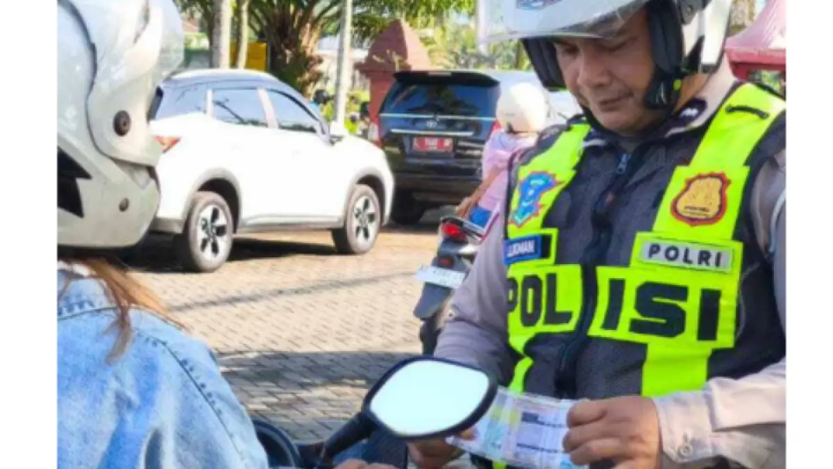 MANA SURAT-SURATNYA: Tim gabungan ketika melakukan razia di area Agropark Trenggalek.  (ZAKI JAZAI/ RADAR TRENGGALEK)