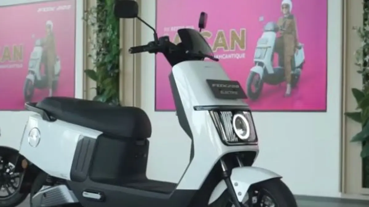 Cek harga Polytron Fox 200 terbaru mulai Rp11 Jutaan. Motor listrik canggih dengan fitur suara unik, siap saingi Gesits G1. Baca spesifikasinya di sini!