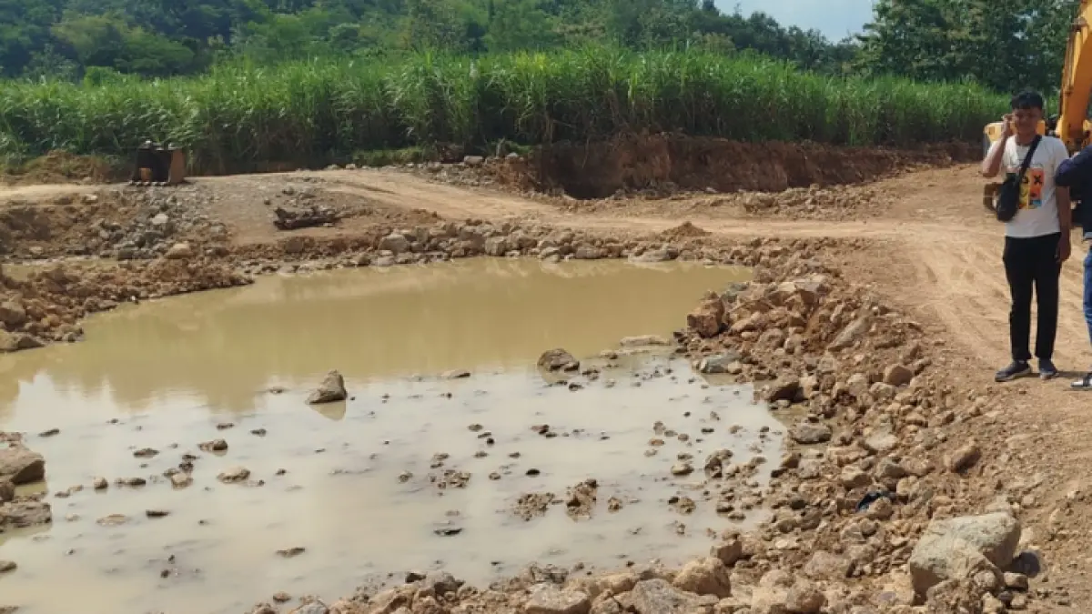 HATI- HATI : Lokasi kubangan bekas galian C di Desa Banaran, Kecamatan Tugu, yang diduga tempat balita meninggal karena tenggelam.  (ZAKI JAZAI/ RADAR TRENGGALEK )
