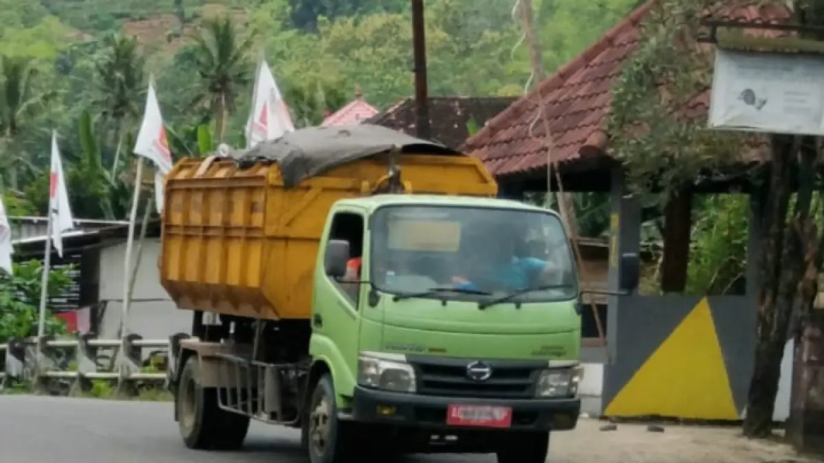 MINIM TENAGA: DLH akui berat tangani sampah dengan keterbatasan anggaran dan tenaga. (FATRA ADITYA/RADAR TRENGGALEK)