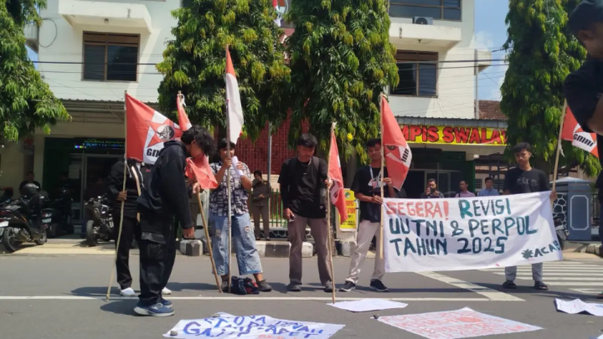 SAMPAIKAN KE PUSAT: Para anggota GMNI Trenggalek ketika melakukan aksi di depan Kantor DPRD Trenggalek untuk mendesak Revisi UU TNI dan Perpol 2025, Selasa (14/4). (FOTO-FOTO: ZAKI JAZAI/ RADAR TRENGGALEK)