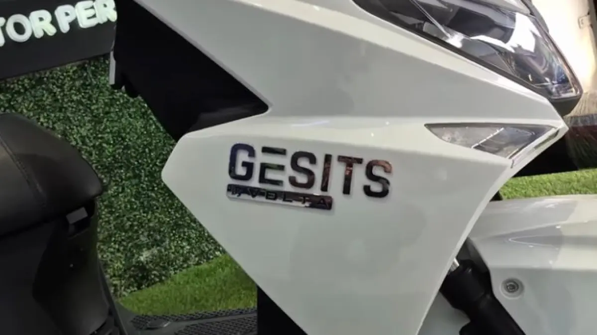 Simak spesifikasi Gesits GV1 terbaru! Skutik maxi hasil kolaborasi Gesits x Volta dengan jarak tempuh 150 km dan fitur ganti baterai instan.