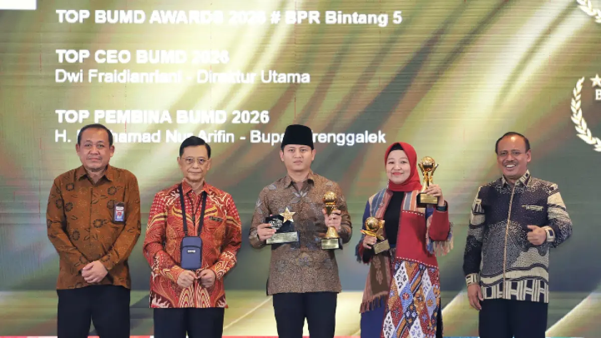 SELAMAT: Bupati Mochamad Nur Arifin menerima penghargaan TOP Pembina BUMD 2026 dan Direktur Utama BPR Jwalita, Dwi Fraidianriani menerima penghargaan TOP CEO BUMD 2026, dalam ajang TOP BUMD Awards 2026, di Jakarta, Senin (13/4).
(BPR JWALITA UNTUK RADAR TRENGGALEK)