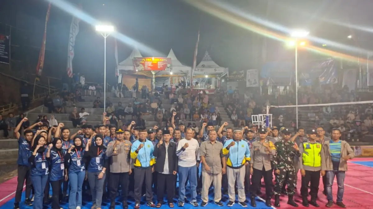 MERIAH: Pembukaan Turnamen Bola Voli Putra Antardusun dan Putri Antarklub se-Kabupaten Trenggalek di Lapangan Dusun Mojo, Desa Nglebo, Kecamatan Suruh, berlangsung semarak, Kamis (15/4) malam. Ajang perebutan Piala Ketua DPRD ini diikuti puluhan tim dari berbagai wilayah. (KLUB BOLA VOLI ABIMANYU UNTUK RADAR TRENGGALEK)