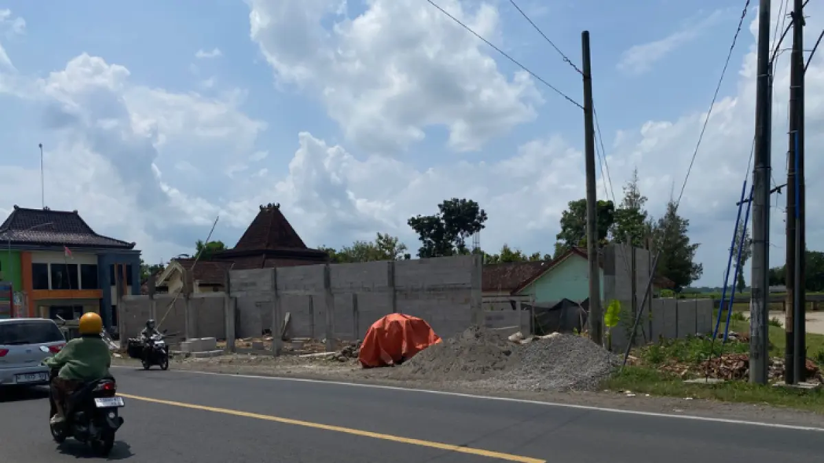 DIKEBUT: Tampak bangunan KDMP di Desa Sumbergayam, Kecamatan Durenan, yang terus berproses. ( GUNAWAN/RADAR TRENGGALEK )
