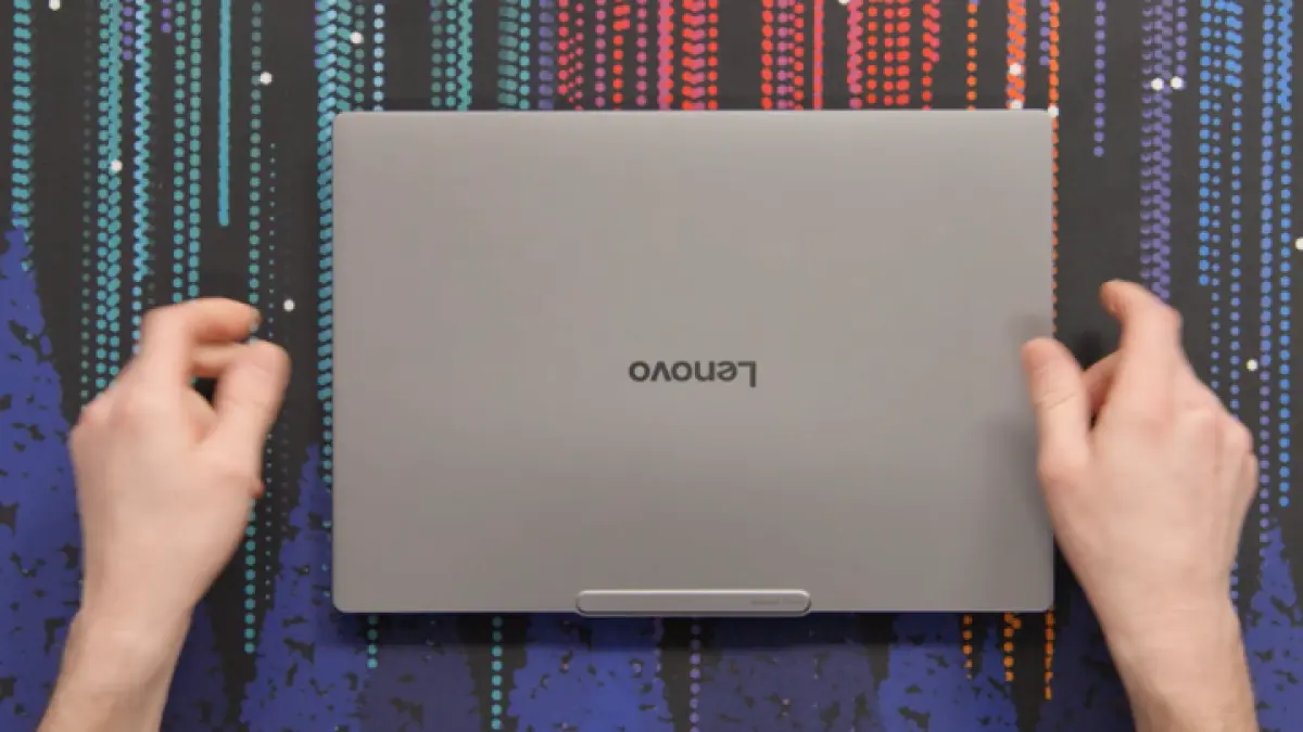 Laptop tipis premium Lenovo Yoga Slim 7i Aura Edition tampil elegan dengan desain minimalis berbahan aluminium, mengedepankan portabilitas dan performa dalam satu perangkat.
(ShortCircuit)