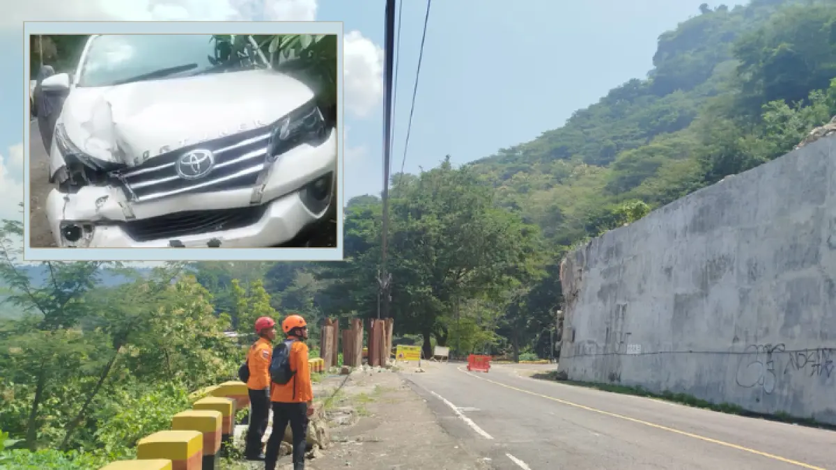 MASIH RAWAN: Petugas gabungan ketika meninjau lokasi KM 16 yang longsor dan membuat Toyota Fortuner rusak, Kamis (16/4).  (FOTO-FOTO: ZAKI JAZAI/ RADAR TRENGGALEK)